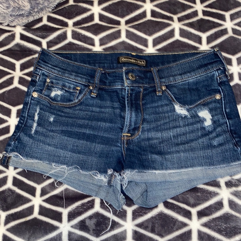 EUC A & F cuffed shorts. Size 26/2.